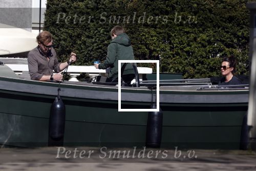 Amsterdam 19 april 2020
Prins Bernhard Prinses Annette en hun kinderen aan het varen op de grachten van Amsterdam . Ze varen in een groene waterdream ( Merk van Prins Bernhard)
