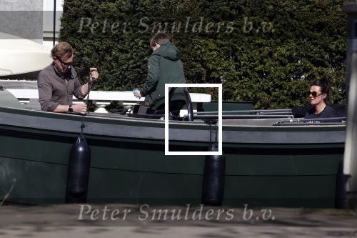 Amsterdam 19 april 2020
Prins Bernhard Prinses Annette en hun kinderen aan het varen op de grachten van Amsterdam . Ze varen in een groene waterdream ( Merk van Prins Bernhard)
