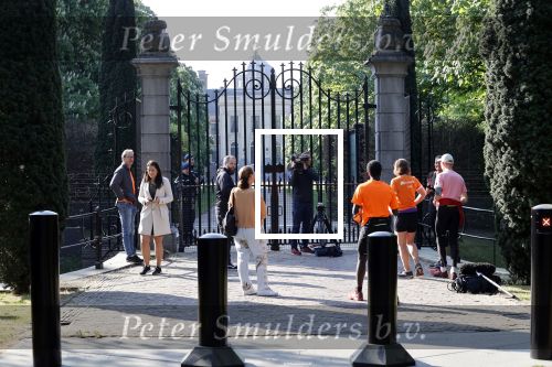 Den Haag 27 april 2020
ivm het corona virus is koningsdag in Maastricht afgelast en vieren Koning Willem Alexander Koningin Maxim en hun dochter prinses Amalia en Ariane de verjaardag van WA op paleis huis ten Bosch. Publiek zingt het wilhemus