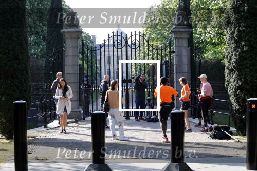 Den Haag 27 april 2020
ivm het corona virus is koningsdag in Maastricht afgelast en vieren Koning Willem Alexander Koningin Maxim en hun dochter prinses Amalia en Ariane de verjaardag van WA op paleis huis ten Bosch. Publiek zingt het wilhemus