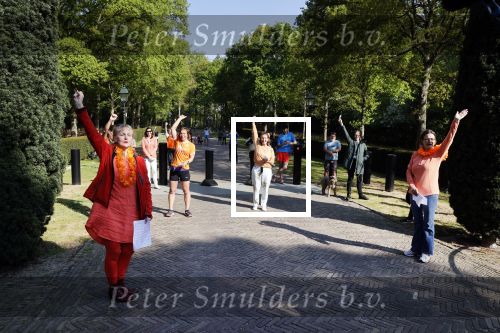 Den Haag 27 april 2020
ivm het corona virus is koningsdag in Maastricht afgelast en vieren Koning Willem Alexander Koningin Maxim en hun dochter prinses Amalia en Ariane de verjaardag van WA op paleis huis ten Bosch. Publiek zingt het wilhemus