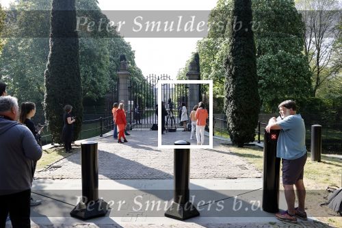 Den Haag 27 april 2020
ivm het corona virus is koningsdag in Maastricht afgelast en vieren Koning Willem Alexander Koningin Maxim en hun dochter prinses Amalia en Ariane de verjaardag van WA op paleis huis ten Bosch. Publiek zingt het wilhemus