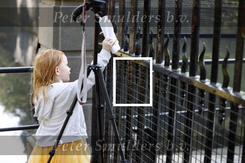 Den Haag 27 april 2020
ivm het corona virus is koningsdag in Maastricht afgelast en vieren Koning Willem Alexander Koningin Maxim en hun dochter prinses Amalia en Ariane de verjaardag van WA op paleis huis ten Bosch. Publiek zingt het wilhemus