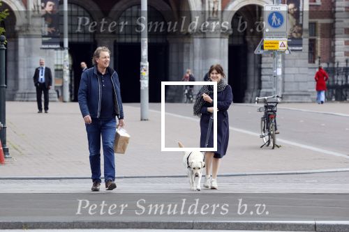Amsterdam 26 april 2020
Robert ten Brink en zijn vrouw Roos halen samen met hun hond een ontnijtje bij het restaurant van het Rijksmuseum.