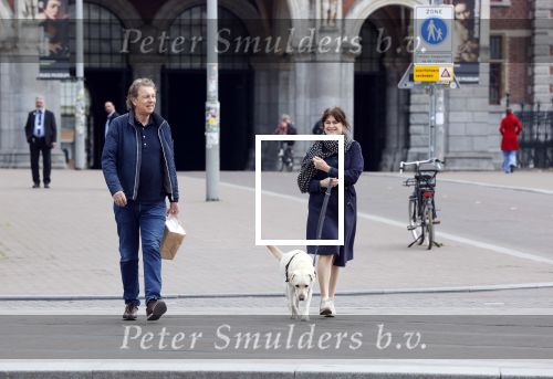 Amsterdam 26 april 2020
Robert ten Brink en zijn vrouw Roos halen samen met hun hond een ontnijtje bij het restaurant van het Rijksmuseum.