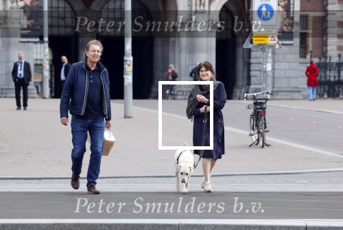 Amsterdam 26 april 2020
Robert ten Brink en zijn vrouw Roos halen samen met hun hond een ontnijtje bij het restaurant van het Rijksmuseum.