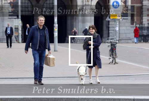 Amsterdam 26 april 2020
Robert ten Brink en zijn vrouw Roos halen samen met hun hond een ontnijtje bij het restaurant van het Rijksmuseum.