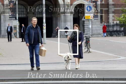 Amsterdam 26 april 2020
Robert ten Brink en zijn vrouw Roos halen samen met hun hond een ontnijtje bij het restaurant van het Rijksmuseum.