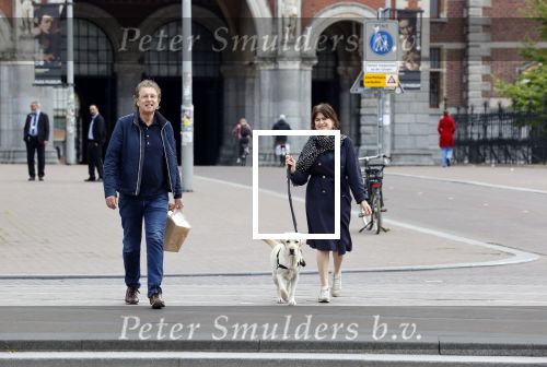 Amsterdam 26 april 2020
Robert ten Brink en zijn vrouw Roos halen samen met hun hond een ontnijtje bij het restaurant van het Rijksmuseum.
