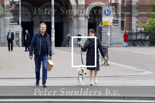 Amsterdam 26 april 2020
Robert ten Brink en zijn vrouw Roos halen samen met hun hond een ontnijtje bij het restaurant van het Rijksmuseum.
