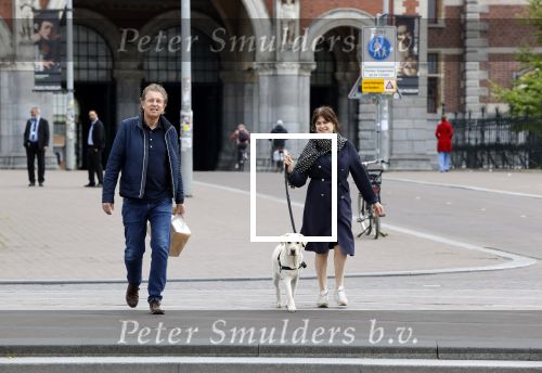 Amsterdam 26 april 2020
Robert ten Brink en zijn vrouw Roos halen samen met hun hond een ontnijtje bij het restaurant van het Rijksmuseum.