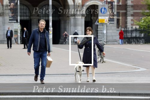 Amsterdam 26 april 2020
Robert ten Brink en zijn vrouw Roos halen samen met hun hond een ontnijtje bij het restaurant van het Rijksmuseum.