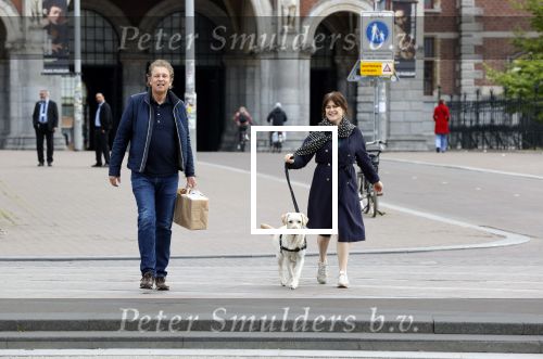 Amsterdam 26 april 2020
Robert ten Brink en zijn vrouw Roos halen samen met hun hond een ontnijtje bij het restaurant van het Rijksmuseum.
