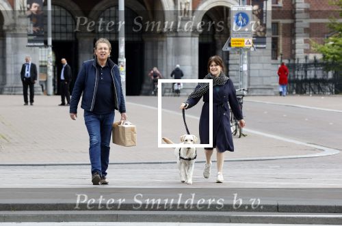 Amsterdam 26 april 2020
Robert ten Brink en zijn vrouw Roos halen samen met hun hond een ontnijtje bij het restaurant van het Rijksmuseum.