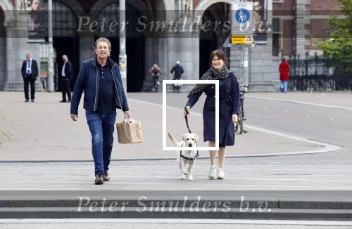 Amsterdam 26 april 2020
Robert ten Brink en zijn vrouw Roos halen samen met hun hond een ontnijtje bij het restaurant van het Rijksmuseum.
