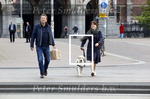 Amsterdam 26 april 2020
Robert ten Brink en zijn vrouw Roos halen samen met hun hond een ontnijtje bij het restaurant van het Rijksmuseum.