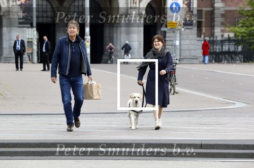 Amsterdam 26 april 2020
Robert ten Brink en zijn vrouw Roos halen samen met hun hond een ontnijtje bij het restaurant van het Rijksmuseum.