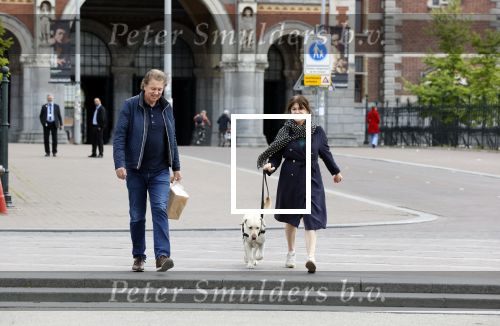 Amsterdam 26 april 2020
Robert ten Brink en zijn vrouw Roos halen samen met hun hond een ontnijtje bij het restaurant van het Rijksmuseum.