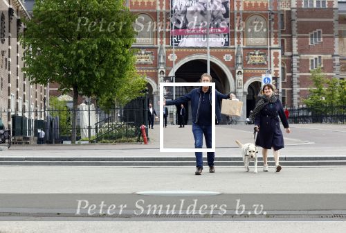 Amsterdam 26 april 2020
Robert ten Brink en zijn vrouw Roos halen samen met hun hond een ontnijtje bij het restaurant van het Rijksmuseum.