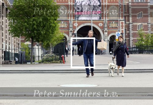 Amsterdam 26 april 2020
Robert ten Brink en zijn vrouw Roos halen samen met hun hond een ontnijtje bij het restaurant van het Rijksmuseum.