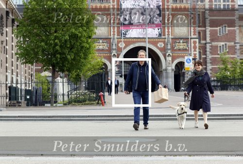 Amsterdam 26 april 2020
Robert ten Brink en zijn vrouw Roos halen samen met hun hond een ontnijtje bij het restaurant van het Rijksmuseum.