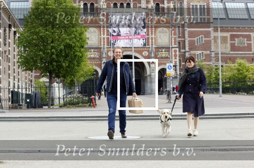 Amsterdam 26 april 2020
Robert ten Brink en zijn vrouw Roos halen samen met hun hond een ontnijtje bij het restaurant van het Rijksmuseum.