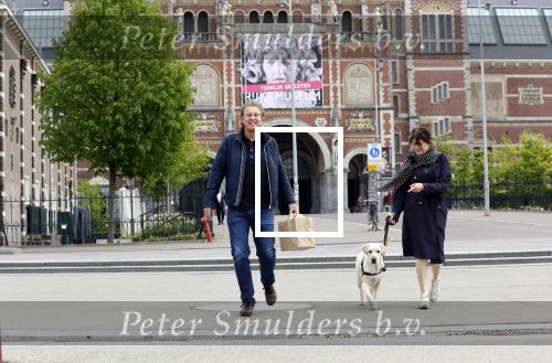 Amsterdam 26 april 2020
Robert ten Brink en zijn vrouw Roos halen samen met hun hond een ontnijtje bij het restaurant van het Rijksmuseum.