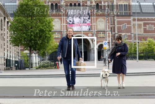 Amsterdam 26 april 2020
Robert ten Brink en zijn vrouw Roos halen samen met hun hond een ontnijtje bij het restaurant van het Rijksmuseum.
