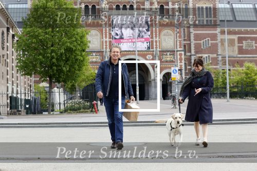 Amsterdam 26 april 2020
Robert ten Brink en zijn vrouw Roos halen samen met hun hond een ontnijtje bij het restaurant van het Rijksmuseum.