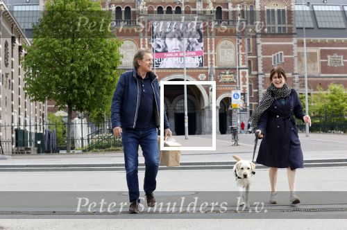 Amsterdam 26 april 2020
Robert ten Brink en zijn vrouw Roos halen samen met hun hond een ontnijtje bij het restaurant van het Rijksmuseum.