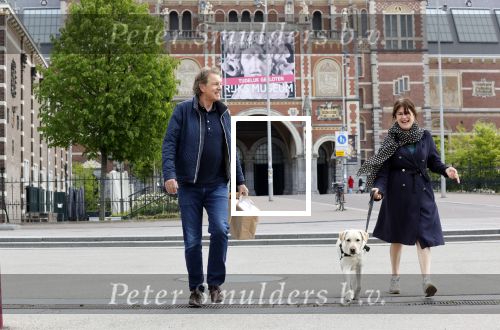 Amsterdam 26 april 2020
Robert ten Brink en zijn vrouw Roos halen samen met hun hond een ontnijtje bij het restaurant van het Rijksmuseum.