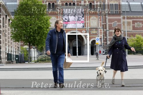 Amsterdam 26 april 2020
Robert ten Brink en zijn vrouw Roos halen samen met hun hond een ontnijtje bij het restaurant van het Rijksmuseum.