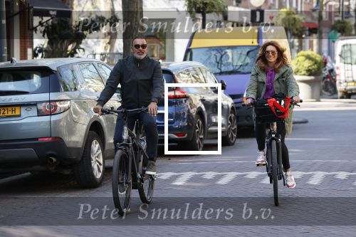 Amsterdam 15 april 2020
Ruud Gullit en zijn vriendin Karin nde Rooij op de fiets in Amsterdam zuid