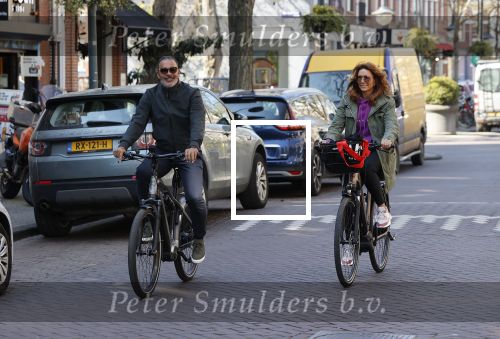 Amsterdam 15 april 2020
Ruud Gullit en zijn vriendin Karin nde Rooij op de fiets in Amsterdam zuid