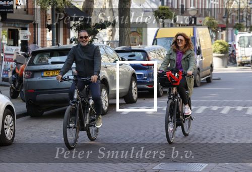 Amsterdam 15 april 2020
Ruud Gullit en zijn vriendin Karin nde Rooij op de fiets in Amsterdam zuid