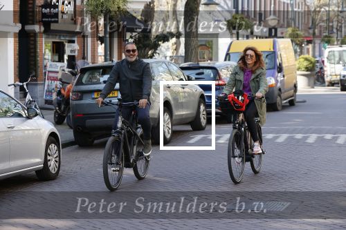 Amsterdam 15 april 2020
Ruud Gullit en zijn vriendin Karin nde Rooij op de fiets in Amsterdam zuid