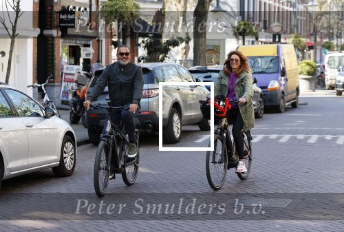 Amsterdam 15 april 2020
Ruud Gullit en zijn vriendin Karin nde Rooij op de fiets in Amsterdam zuid