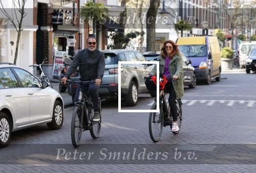 Amsterdam 15 april 2020
Ruud Gullit en zijn vriendin Karin nde Rooij op de fiets in Amsterdam zuid