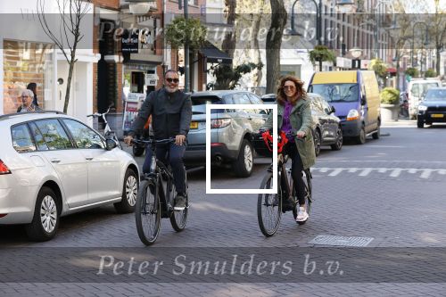 Amsterdam 15 april 2020
Ruud Gullit en zijn vriendin Karin nde Rooij op de fiets in Amsterdam zuid