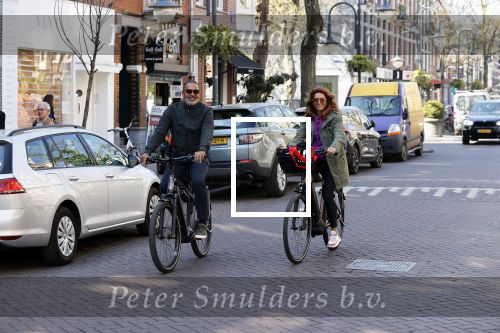 Amsterdam 15 april 2020
Ruud Gullit en zijn vriendin Karin nde Rooij op de fiets in Amsterdam zuid