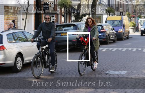 Amsterdam 15 april 2020
Ruud Gullit en zijn vriendin Karin nde Rooij op de fiets in Amsterdam zuid