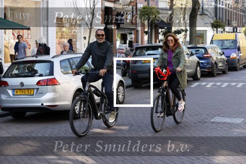 Amsterdam 15 april 2020
Ruud Gullit en zijn vriendin Karin nde Rooij op de fiets in Amsterdam zuid