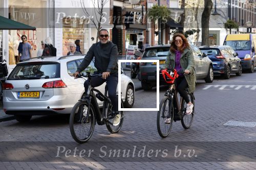 Amsterdam 15 april 2020
Ruud Gullit en zijn vriendin Karin nde Rooij op de fiets in Amsterdam zuid