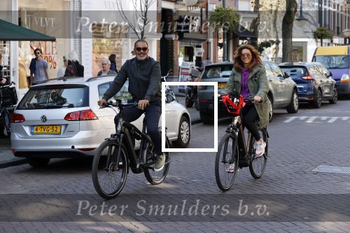Amsterdam 15 april 2020
Ruud Gullit en zijn vriendin Karin nde Rooij op de fiets in Amsterdam zuid