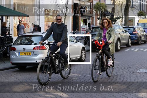 Amsterdam 15 april 2020
Ruud Gullit en zijn vriendin Karin nde Rooij op de fiets in Amsterdam zuid