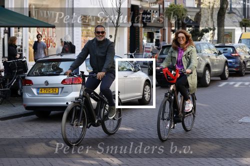 Amsterdam 15 april 2020
Ruud Gullit en zijn vriendin Karin nde Rooij op de fiets in Amsterdam zuid