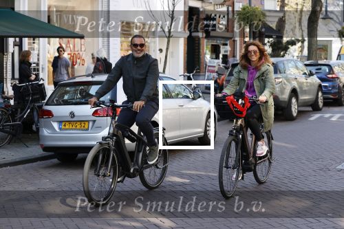 Amsterdam 15 april 2020
Ruud Gullit en zijn vriendin Karin nde Rooij op de fiets in Amsterdam zuid