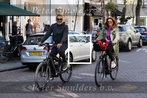 Amsterdam 15 april 2020
Ruud Gullit en zijn vriendin Karin nde Rooij op de fiets in Amsterdam zuid