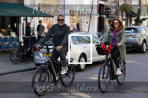 Amsterdam 15 april 2020
Ruud Gullit en zijn vriendin Karin nde Rooij op de fiets in Amsterdam zuid