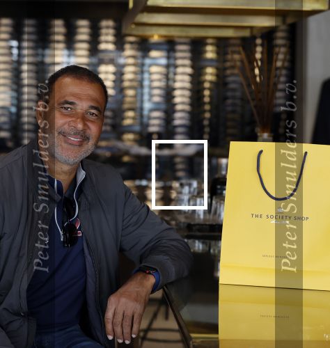 Amsterdam 20 april 2020
Ruud Gullit aan het winkelen bij the society shop .